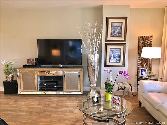 4th image of 4330 Hillcrest Dr APT 300