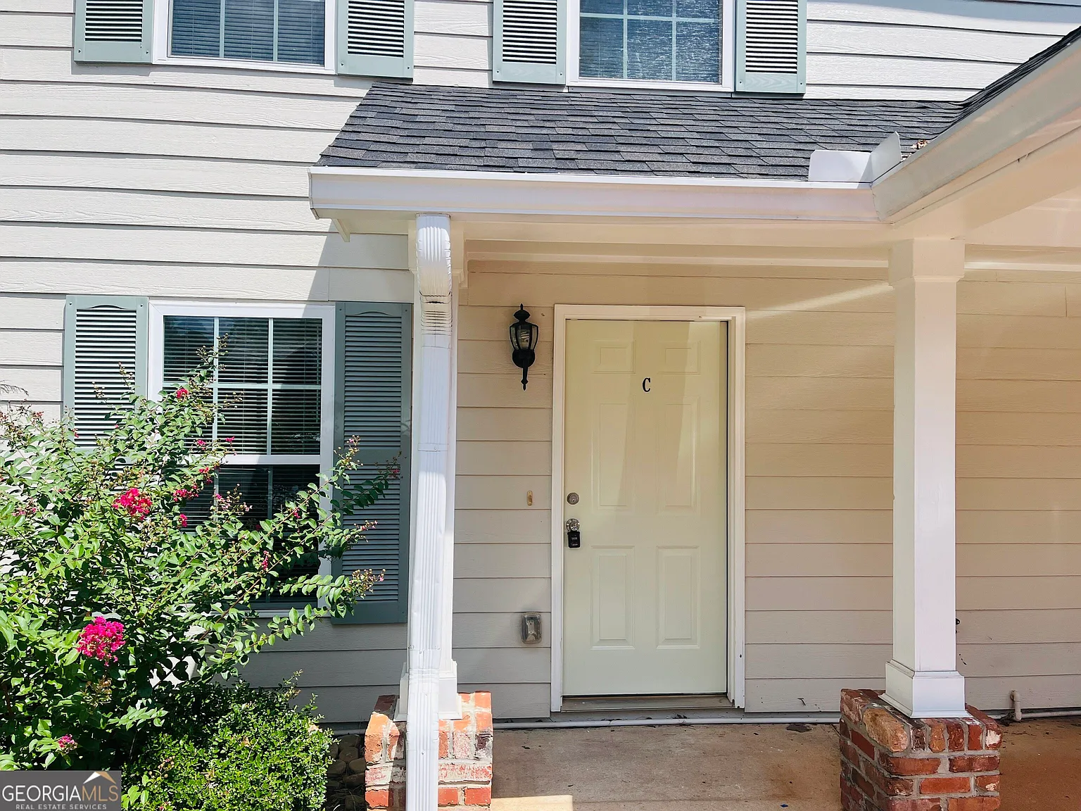 2 bed, 1.5 bath, 1044 sqft, $1,100 — Photo 2