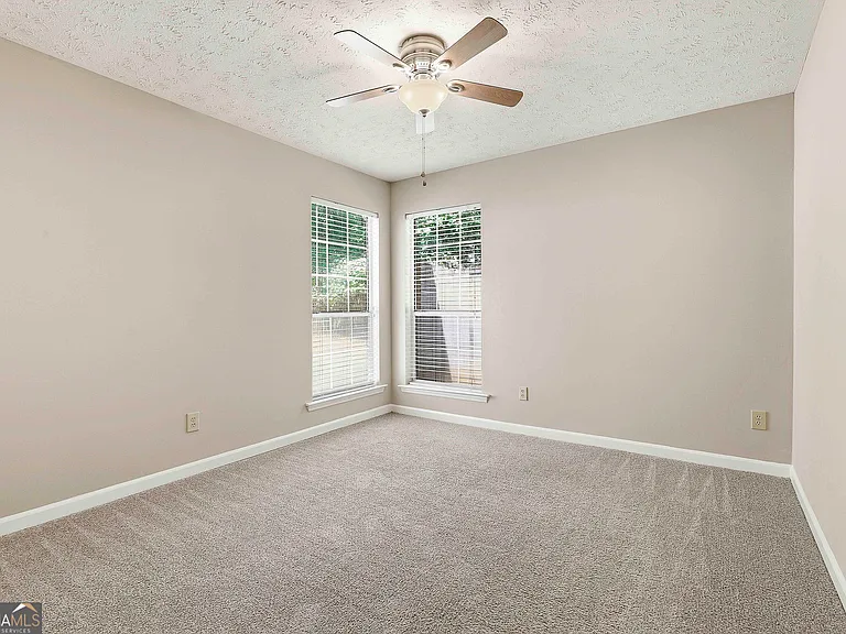 518 Longwood Ln — Photo 29