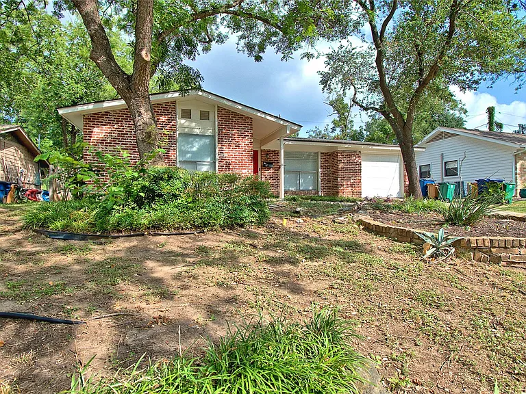 2604 Sherwood Ln — Photo 2
