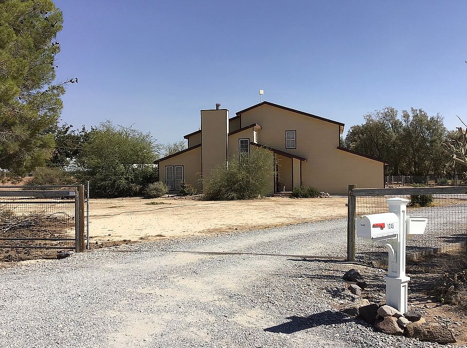 Yard fully gated/fenced 