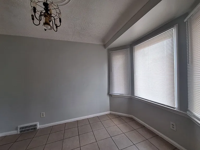 11243 Roxbury St — Photo 6