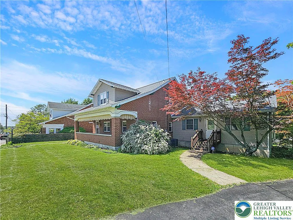 3 bed, 2.0 bath, 2843 sqft, $2,200 — Photo 3