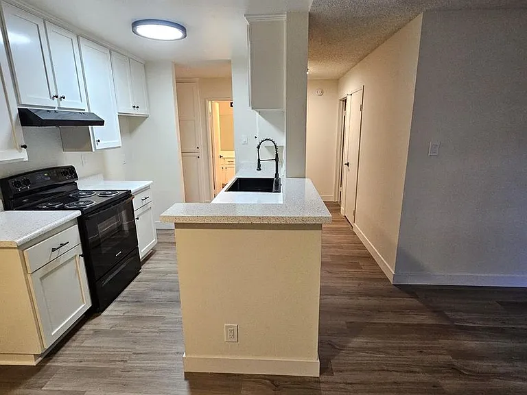 Villa Versailles Apartments — Photo 34