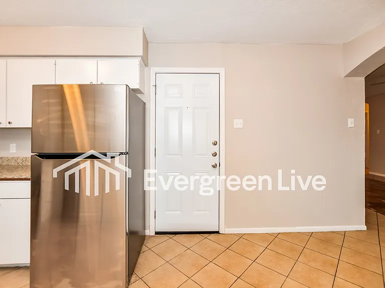 803 Catherine Ln — Photo 7