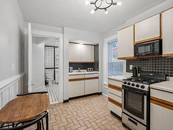 4th image of 1679 N Cass St #3