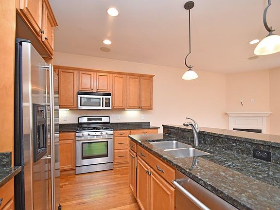 3rd image of 569 Hoge St