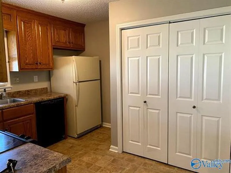 3 bed, 2.0 bath, 1200 sqft, $1,300 — Photo 3