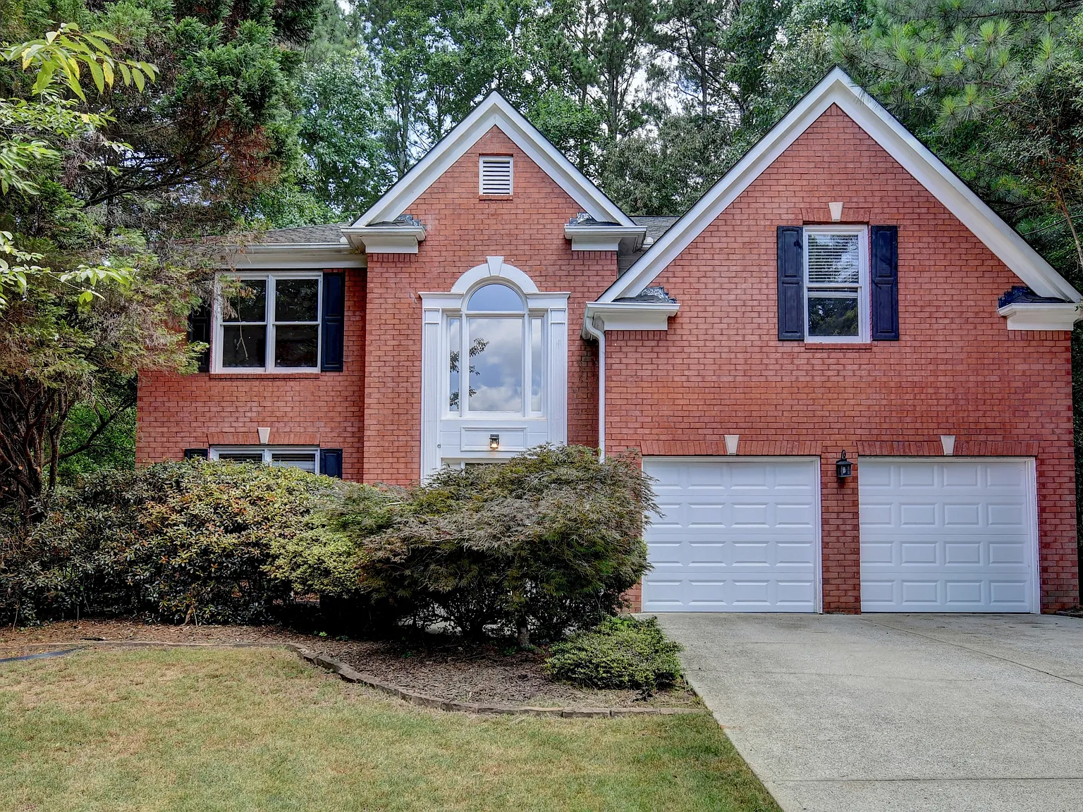 3 bed, 2.5 bath, 2500 sqft, $2,800 — Photo 1