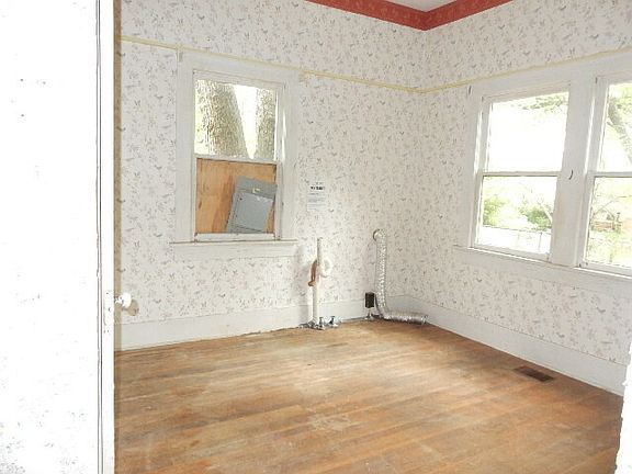 4th image of 1016 W Main St