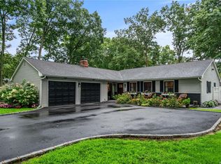 8 Balfour Ln, Stony Brook, NY 11790