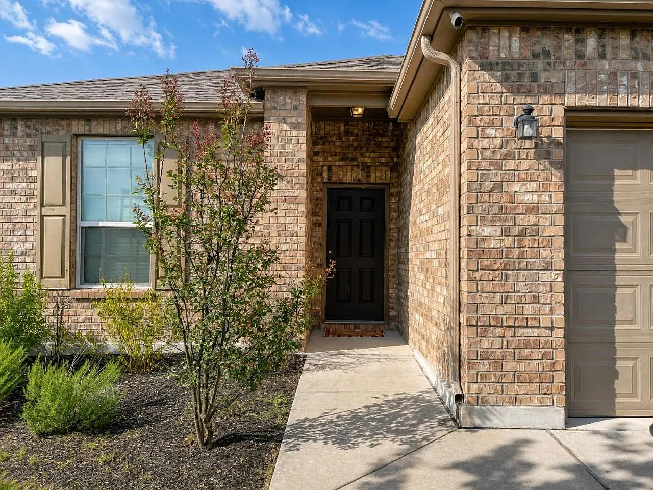 3 bed, 2.0 bath, 1887 sqft, $2,250 — Photo 1