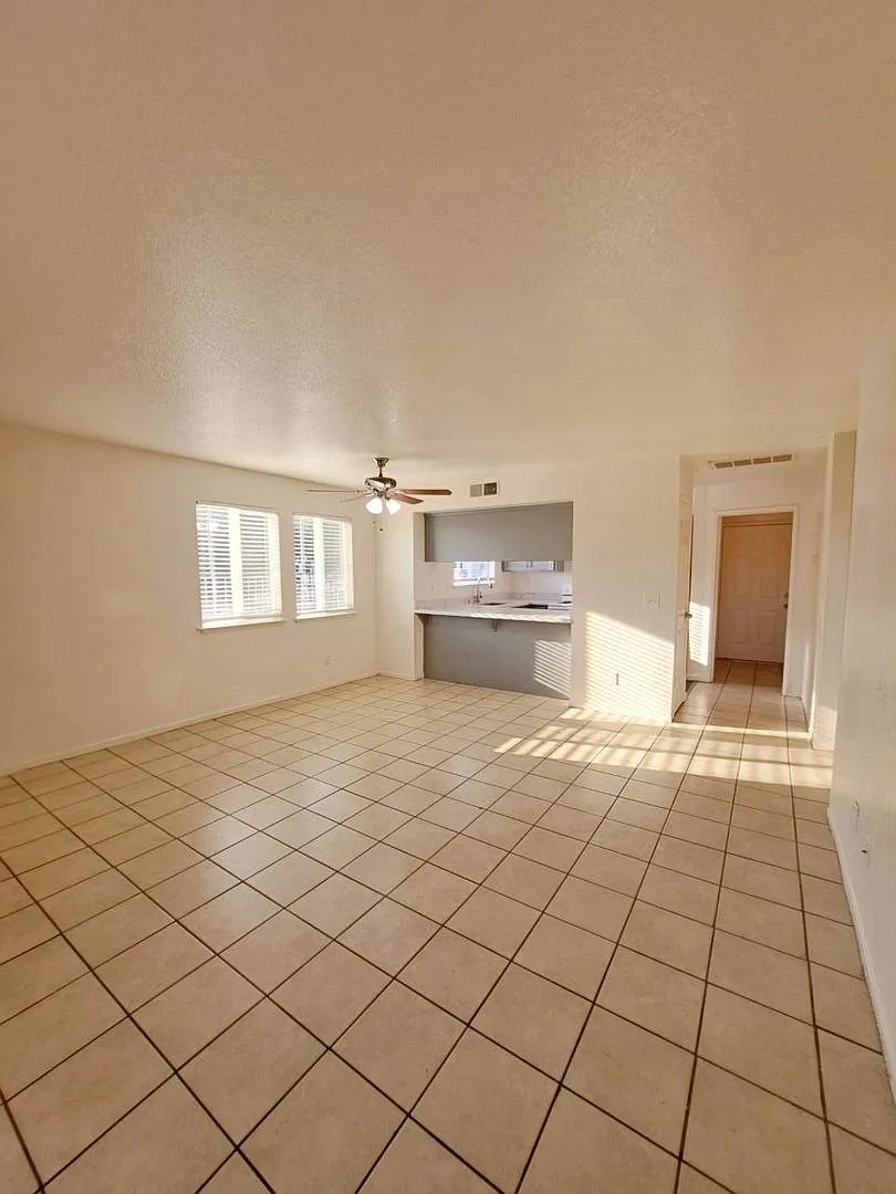 3302 W. Shields Ave — Photo 4