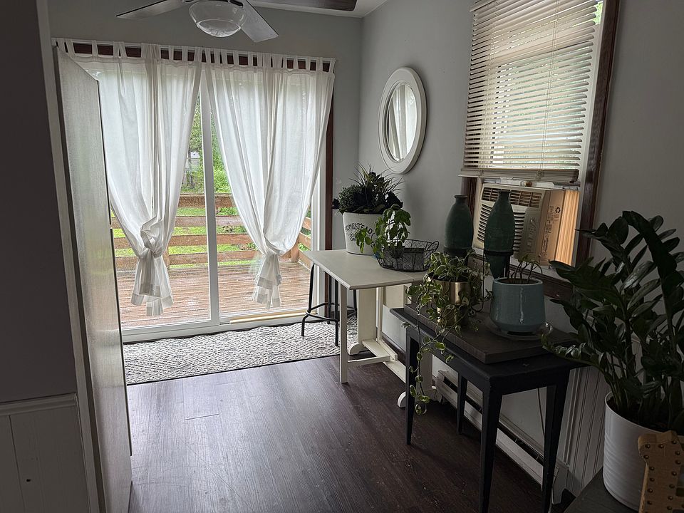 2nd image of 3811 Lake Dr