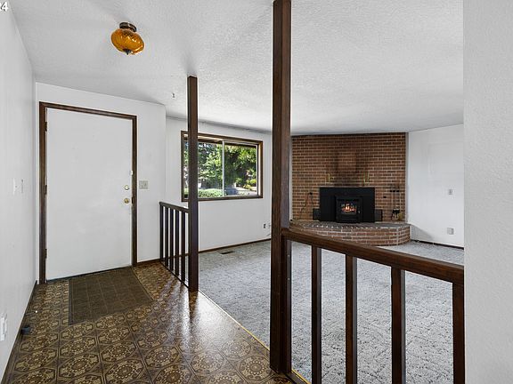 4th image of 676 SE 35th Ave