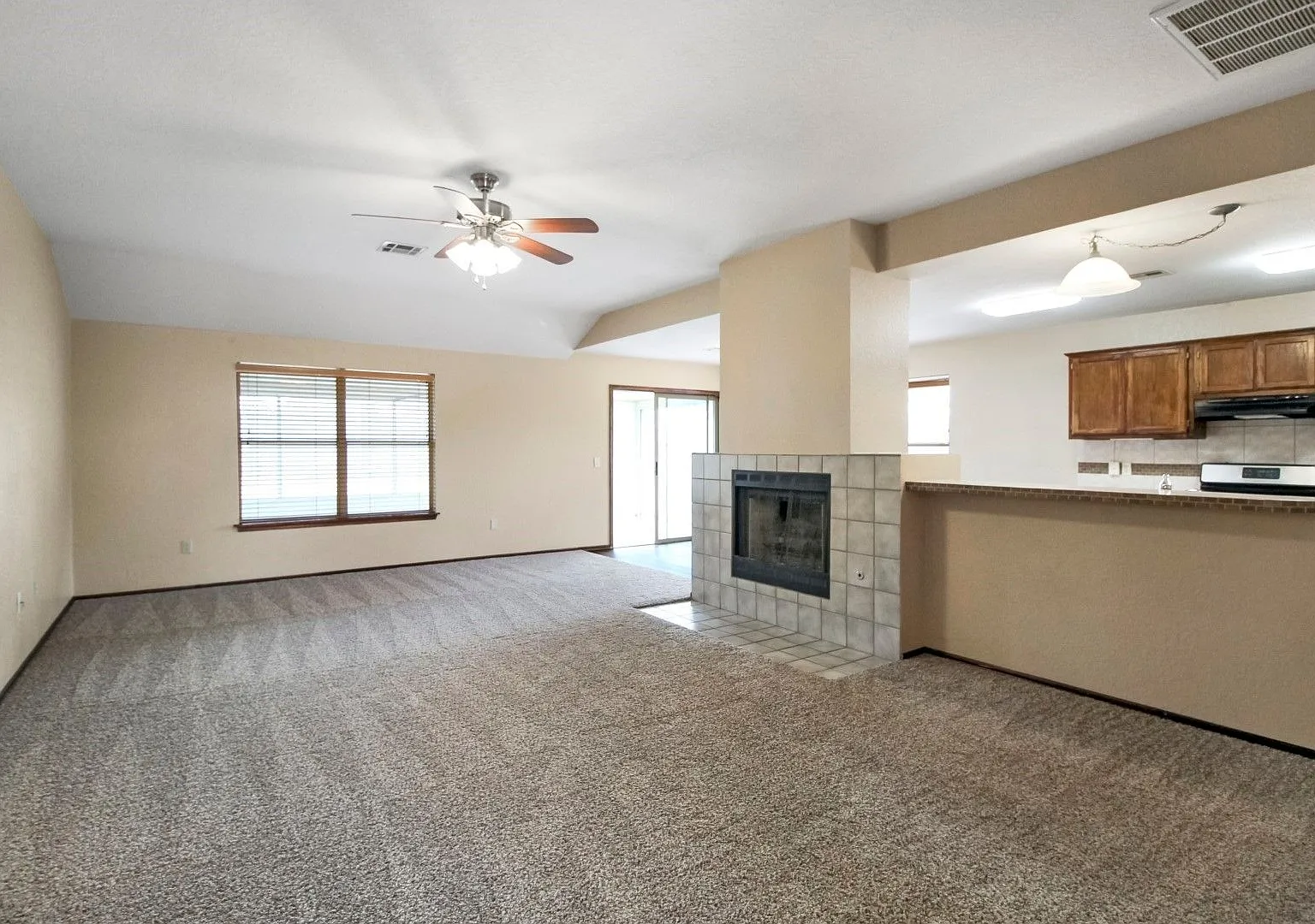 Nice 3 Bed with Office and Sunroom in Edmond — Photo 2