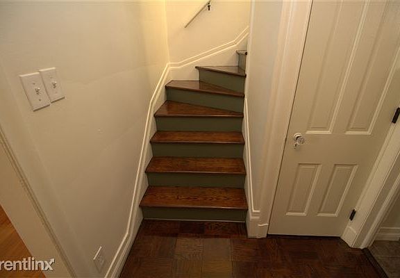 StairsLeadingToSecondFloorBottom