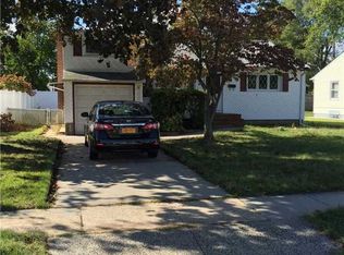 112 Dean St, Hicksville, NY 11801