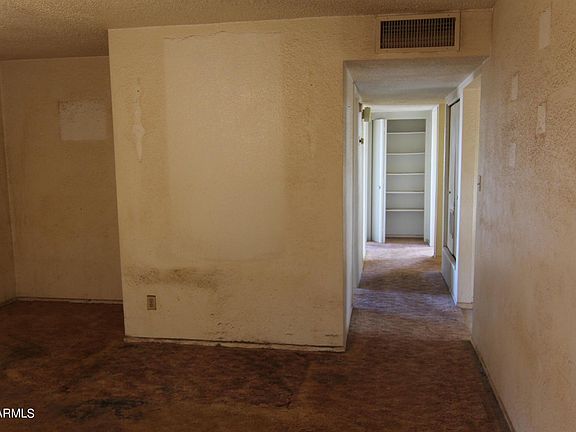 5th image of 631 W Douglas Ave