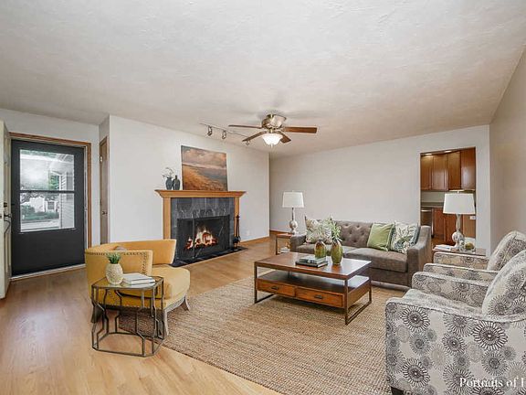 3rd image of 109 W Park Dr