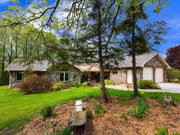 W5335 Quinney Rd, Chilton, WI 53014