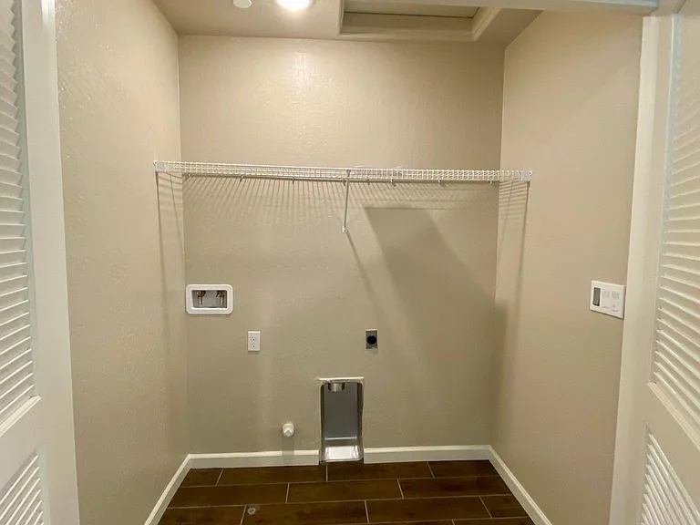 1102 Royalty Way W — Photo 19