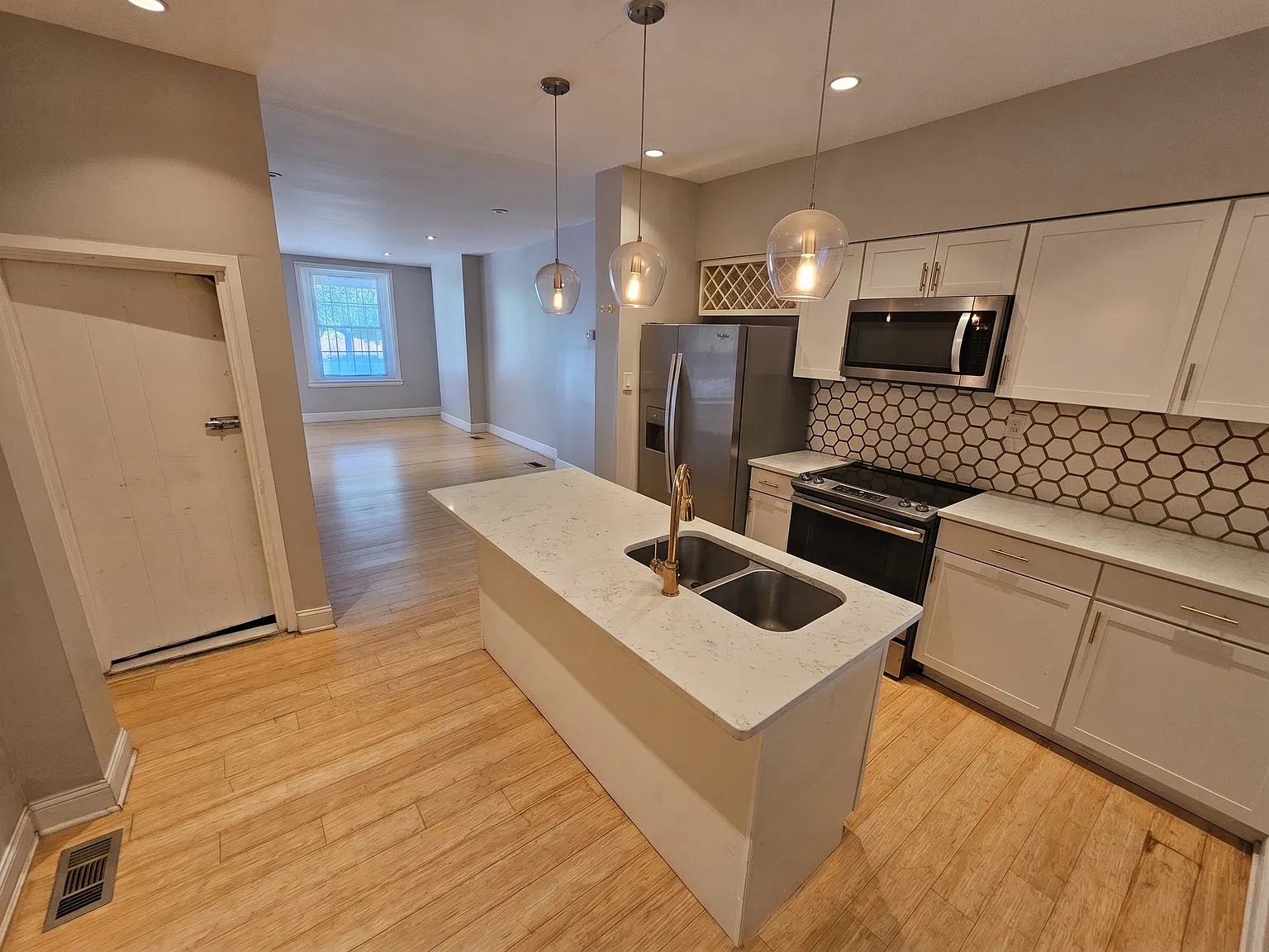 2 bed, 1030 sqft, $1,695 — Photo 1