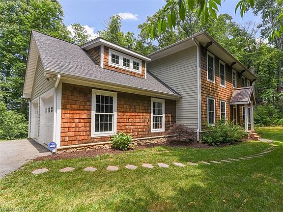 3rd image of 159 Woodlyn Etch Dr