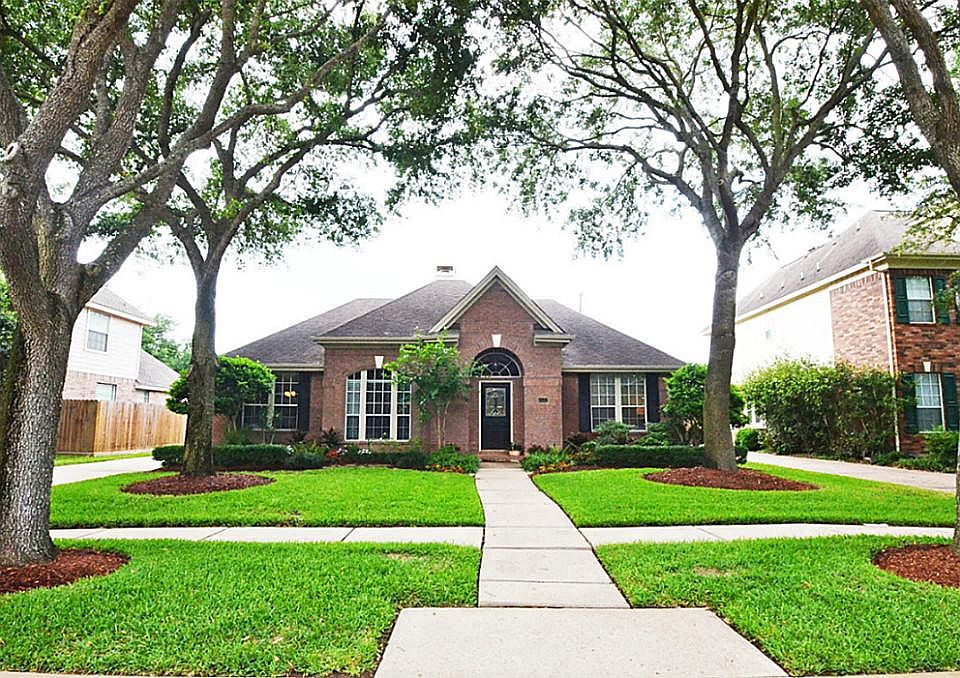 THIS CHARMING ONE STORY IS SITUATED ON A QUIET STREET IN POPULAR NEW TERRITORY