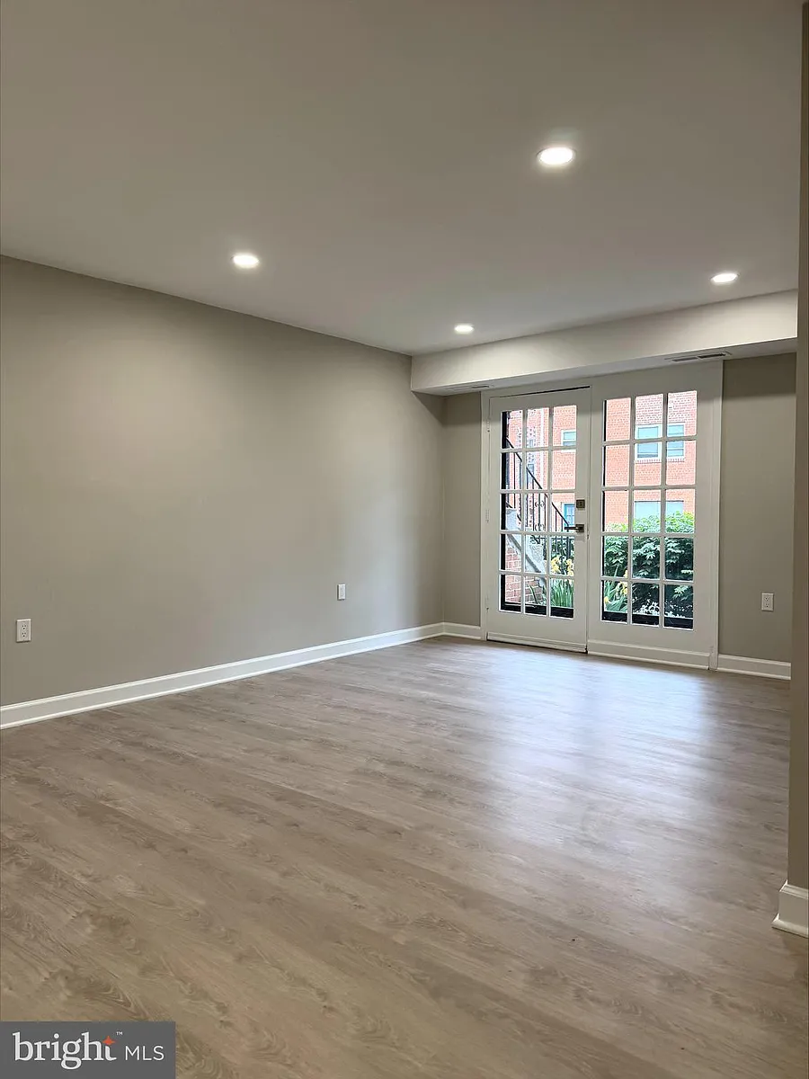 Building Photo - 5931 Quantrell Ave #101