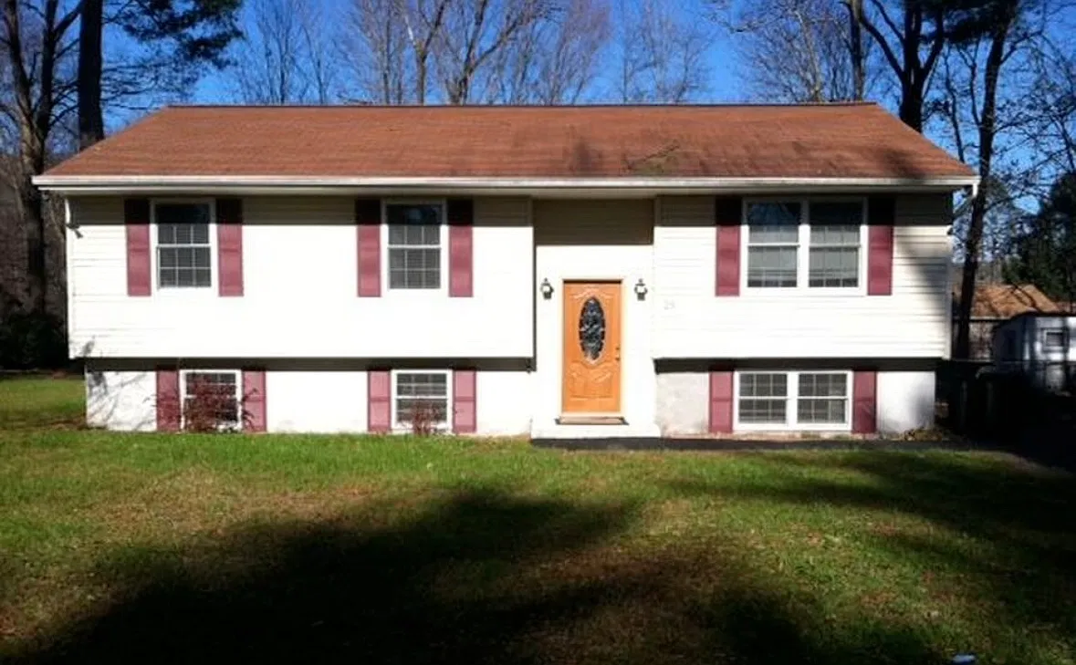 3 bed, 1025 sqft, $2,100 — Photo 2