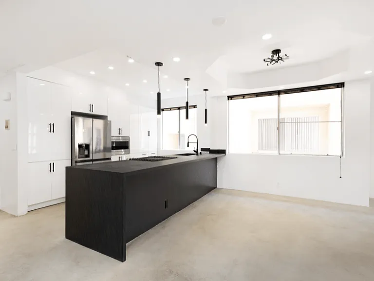 Lido Apartments - 639 Huntley Dr — Photo 11