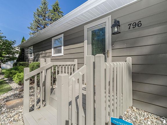 5th image of 796 Dempster St