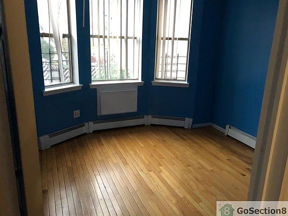 2nd image of 1657 Nelson Ave #2