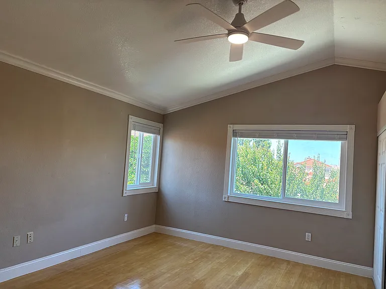 1049 Burnham Dr — Photo 11
