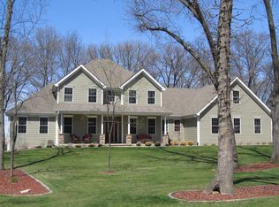 9398 E Oak Ridge Dr, Rochelle, IL 61068