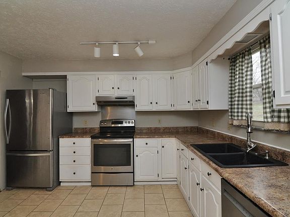 3rd image of 42 Lynn Marr Dr