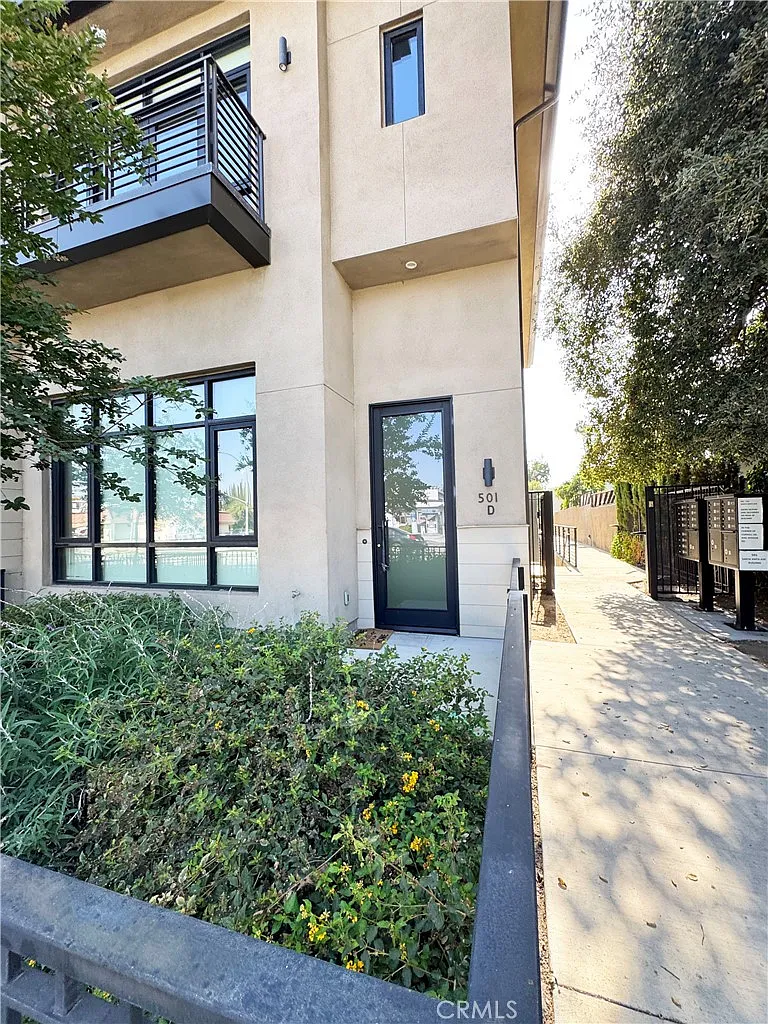 3 bed, 1960 sqft, $4,700 — Photo 3