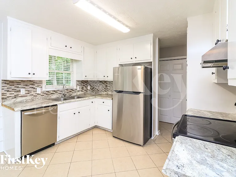3692 Cambridge Dr SW — Photo 8