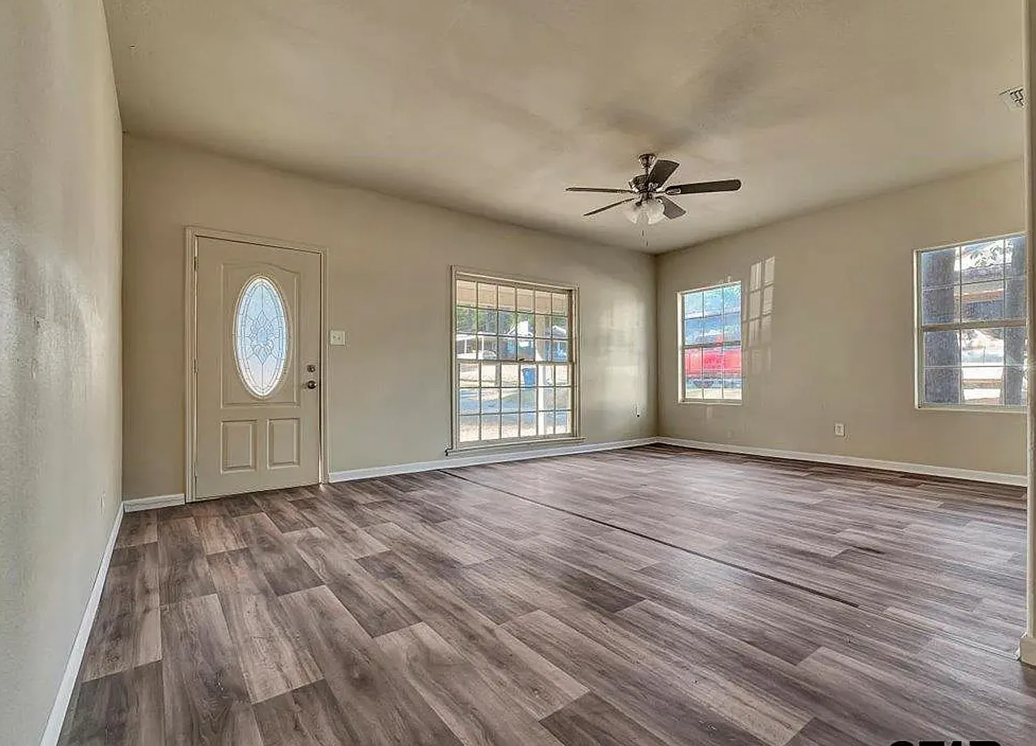 Cute 3 Bedroom 2 Bathroom Home! Available Now — Photo 2