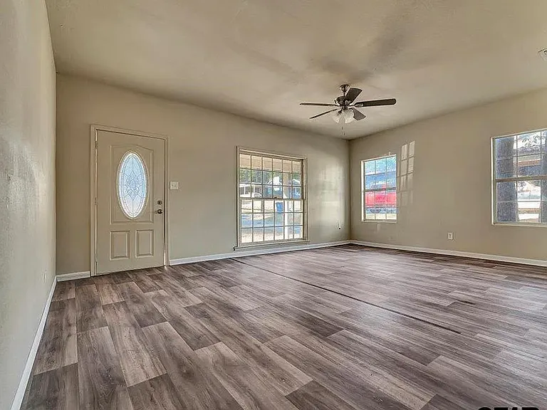 511 Woodlawn St — Photo 2