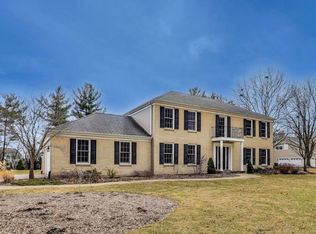 745 Edinburgh Ct, Inverness, IL 60010