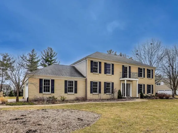 745 Edinburgh Ct, Inverness, IL 60010