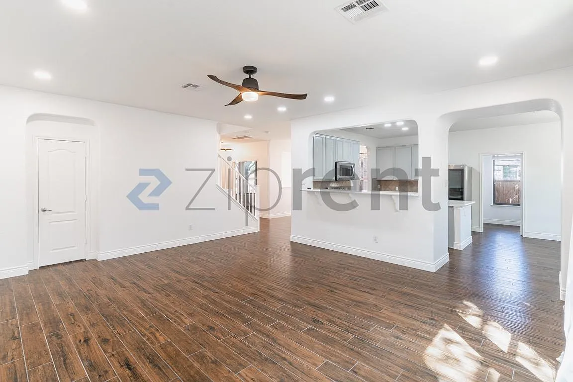 4 bed, 2.5 bath, 3026 sqft, $2,850 — Photo 4