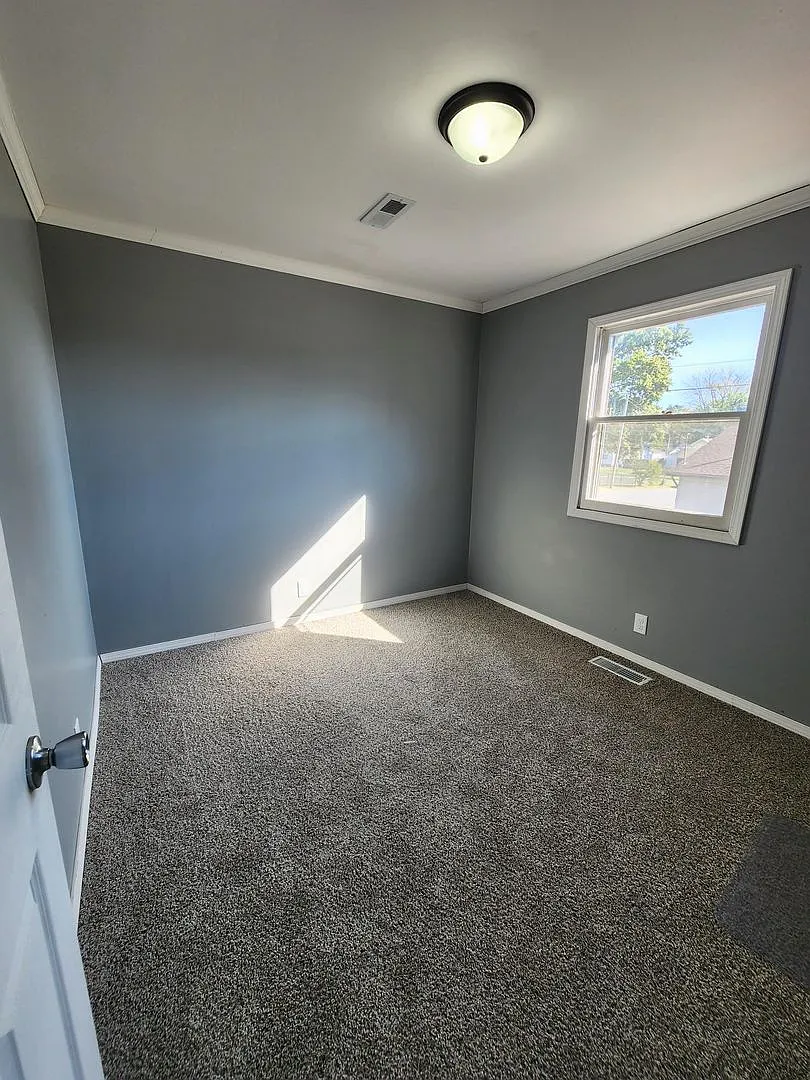 Large office space on East DeYoung, Marion. — Photo 4