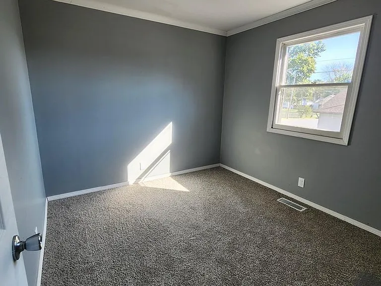 108 E Deyoung St — Photo 4