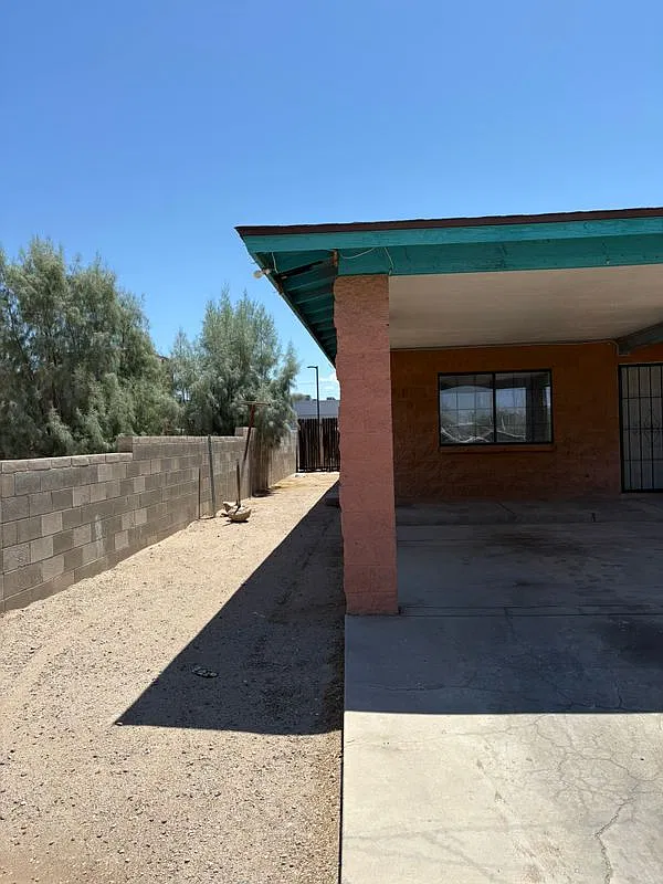3 bed, 2.0 bath, 1100 sqft, $1,400 — Photo 2