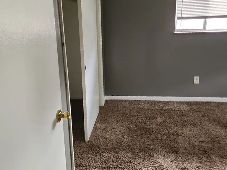 Holston Apartments — Photo 11