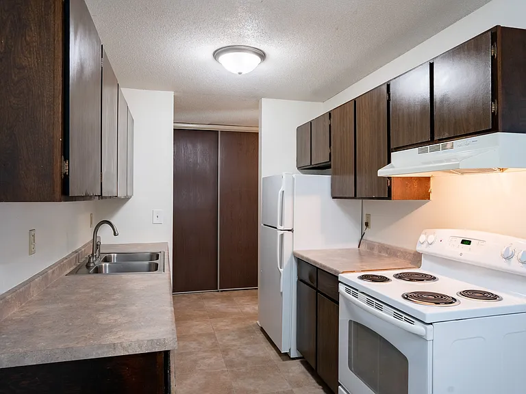 Coon Rapids, MN Robinwood Apartments | Kitchen