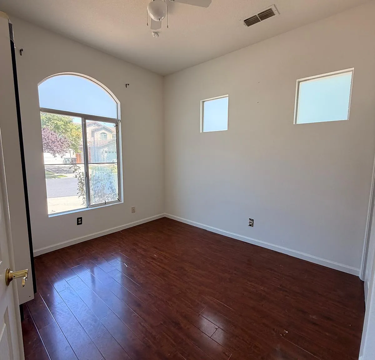 5 bed, 2572 sqft, $3,590 — Photo 4